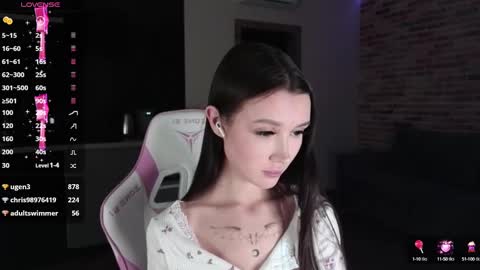 Snapshot of sweetiebones chatting on 12.08.24 bratty gf online show from 12.08.24