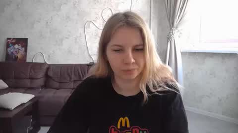SweetieeFox online show from 09.22.25