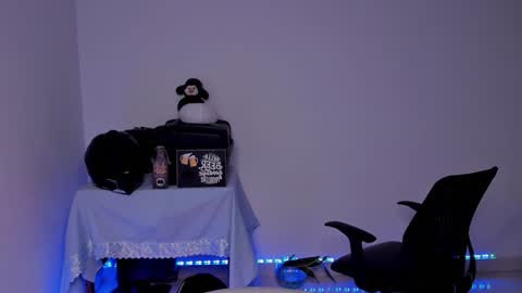 Snapshot of sweetlian_04 chatting on 12.21.24 Lian online show from 12.21.24