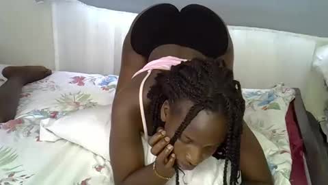 Snapshot of sweetpasion2 chatting on 12.17.25 sweetpasion2 online show from 12.17.25