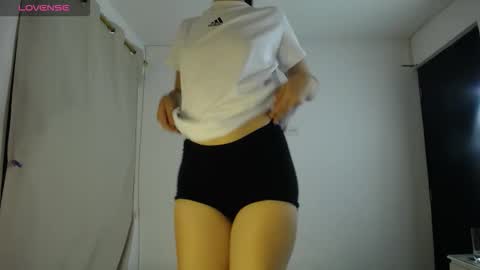 Snapshot of sweetpink1_ chatting on 09.30.25 Caro Lily online show from 09.30.25