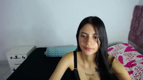 Snapshot of sweetpink1_ chatting on 10.10.25 Caro Lily online show from 10.10.25