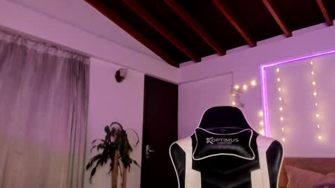 Snapshot of sweett_catt1 chatting on 12.12.24 Cat independent model online show from 12.12.24