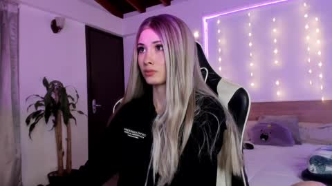 Snapshot of sweett_catt1 chatting on 12.31.24 Cat independent model online show from 12.31.24