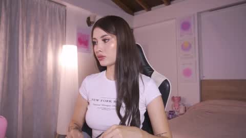 Cat independent model  online show from 10.12.25