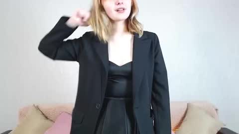 Snapshot of sweetyybay chatting on 12.14.25 Stacy online show from 12.14.25