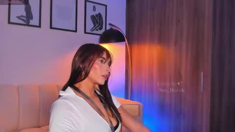 Snapshot of swt_blonde chatting on 05.15.26 Ambar online show from 05.15.26
