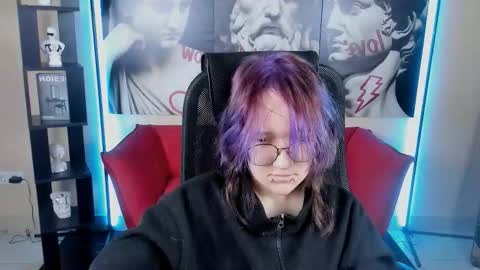 Snapshot of syllviareed chatting on 12.18.25 syllviareed online show from 12.18.25