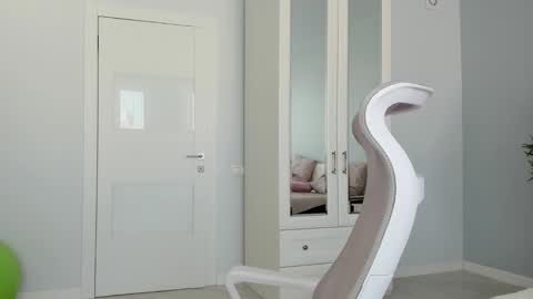 Snapshot of synop_sis chatting on 10.18.25 Mila online show from 10.18.25