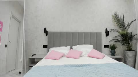 Snapshot of synop_sis chatting on 10.22.25 Mila online show from 10.22.25