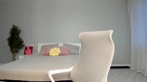 Snapshot of synop_sis chatting on 10.28.25 Mila online show from 10.28.25