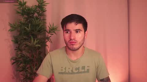 Snapshot of t0ny_wylie chatting on 11.19.25 t0ny_wylie online show from 11.19.25