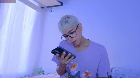 Snapshot of taichi_bluy chatting on 09.18.25 taichi online show from 09.18.25