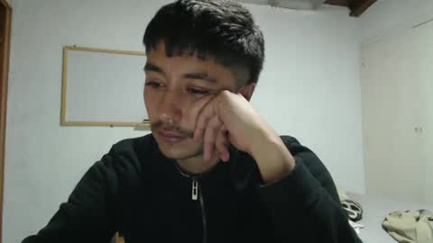 Snapshot of talhi_ chatting on 01.01.25 talhi_ online show from 01.01.25