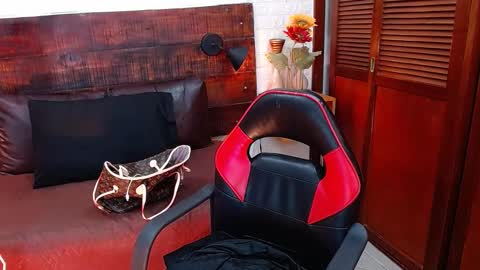 Snapshot of tamara_sanz1 chatting on 12.31.24 online show from 12.31.24