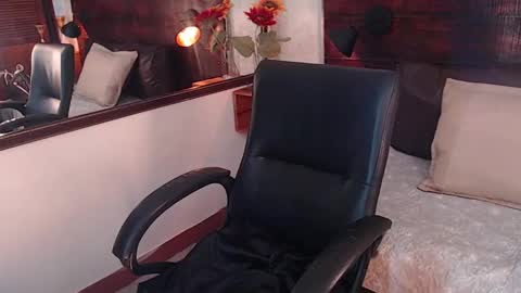 Snapshot of tamara_sanz1 chatting on 02.01.25 online show from 02.01.25