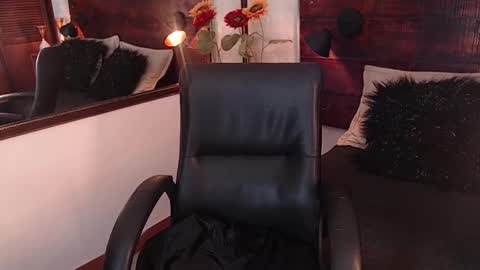 Snapshot of tamara_sanz1 chatting on 02.13.25 online show from 02.13.25