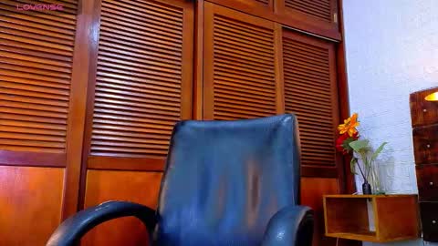 Snapshot of tamara_sanz1 chatting on 10.29.25 online show from 10.29.25