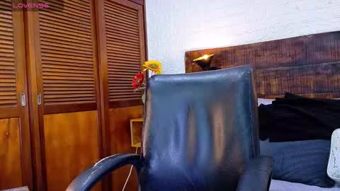 Snapshot of tamara_sanz1 chatting on 11.26.25 online show from 11.26.25