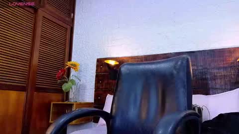 Snapshot of tamara_sanz1 chatting on 11.30.25 online show from 11.30.25