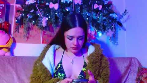 Snapshot of tara_hs chatting on 12.04.25 online show from 12.04.25