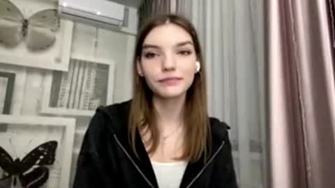 Snapshot of tarahmelaun chatting on 02.25.26 Mia online show from 02.25.26