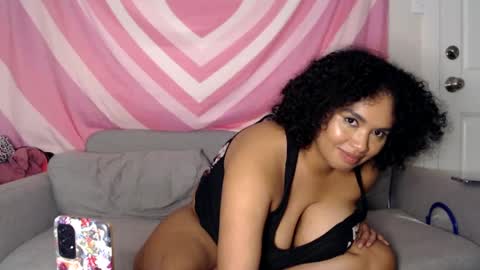 Snapshot of tasteekitty chatting on 01.06.25 Tastee Kitty online show from 01.06.25