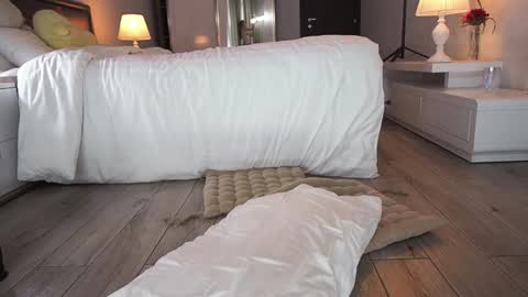 RHEA  pronanciation like Reya   online show from 11.12.25