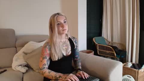 Snapshot of tattoobbgirl chatting on 02.11.26 tattoobbgirl online show from 02.11.26