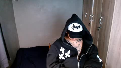 Snapshot of tattooguy1209 chatting on 11.12.25 zareen online show from 11.12.25