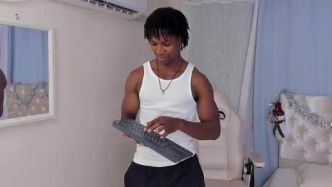 Snapshot of tau_montes chatting on 11.19.25 tau_montes online show from 11.19.25