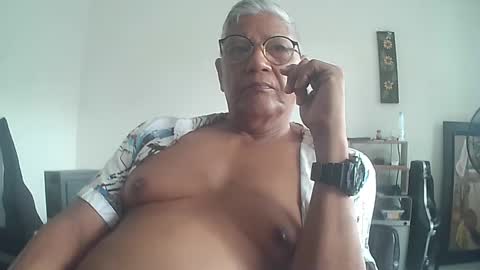 Snapshot of tavo58 chatting on 01.05.25 alvarito online show from 01.05.25