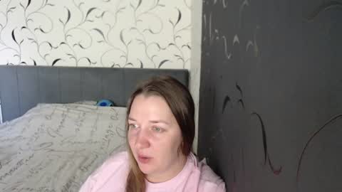 Snapshot of taxxxu chatting on 06.19.26 Diana online show from 06.19.26