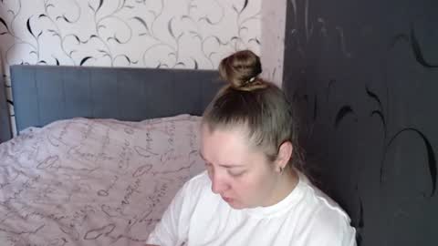 Snapshot of taxxxu chatting on 06.22.26 Diana online show from 06.22.26