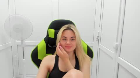 Snapshot of tayla_shy chatting on 07.20.26 Tay online show from 07.20.26