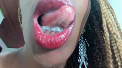 Snapshot of taylorslims chatting on 02.02.25 taylorslims online show from 02.02.25