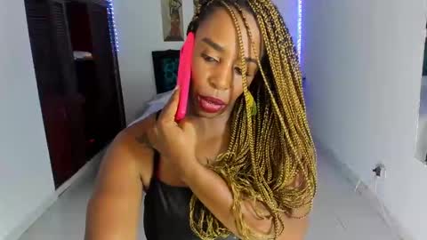 Snapshot of taylorslims chatting on 02.16.25 taylorslims online show from 02.16.25