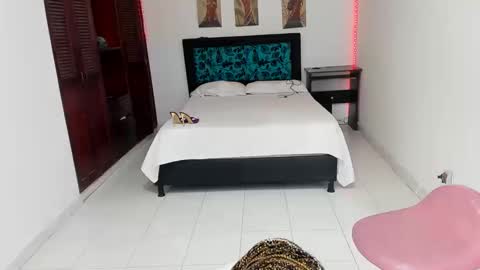 Snapshot of taylorslims chatting on 02.20.25 taylorslims online show from 02.20.25