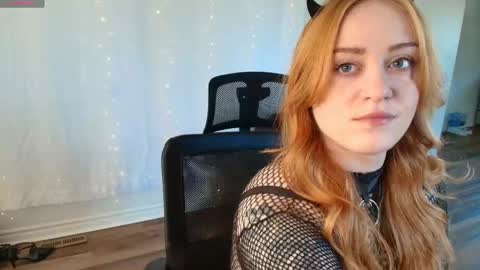 Snapshot of taylortait chatting on 10.29.25 Taylor Tait online show from 10.29.25