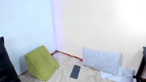 Snapshot of taysonysasha chatting on 01.14.26 ask for cum online show from 01.14.26