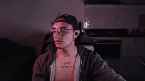 Teo independent model online show from 02.18.25