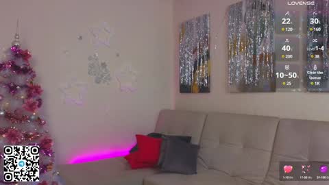 Snapshot of tesalune chatting on 12.19.24 Tessa online show from 12.19.24