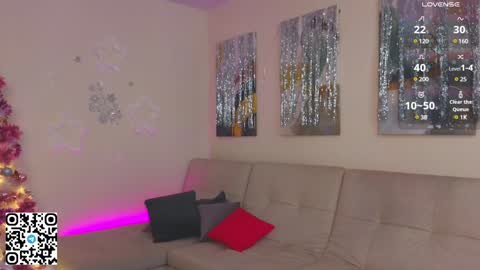 Snapshot of tesalune chatting on 12.27.24 Tessa online show from 12.27.24