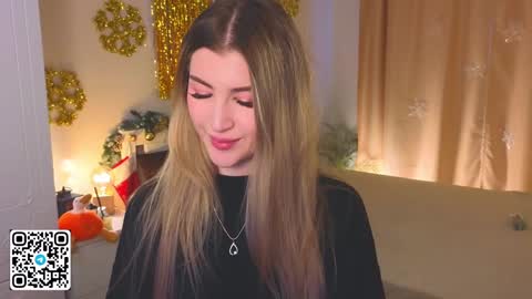 Snapshot of tesalune chatting on 12.29.24 Tessa online show from 12.29.24