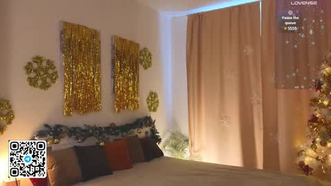 Snapshot of tesalune chatting on 12.30.24 Tessa online show from 12.30.24