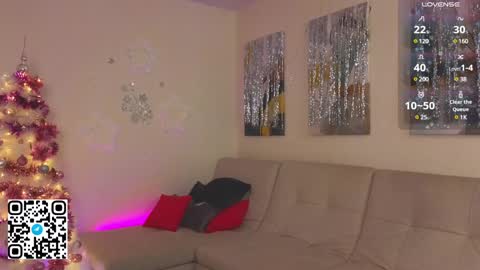 Snapshot of tesalune chatting on 01.14.25 Tessa online show from 01.14.25