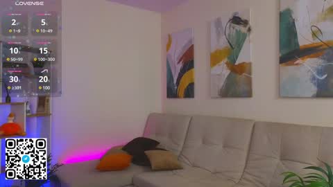 Snapshot of tesalune chatting on 01.30.25 Tessa online show from 01.30.25