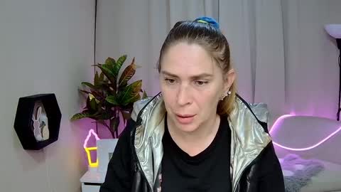 Snapshot of tessadaybreak chatting on 05.14.26 tessadaybreak online show from 05.14.26