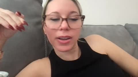 Snapshot of texas_blonde chatting on 11.06.25 Daphne Summers online show from 11.06.25