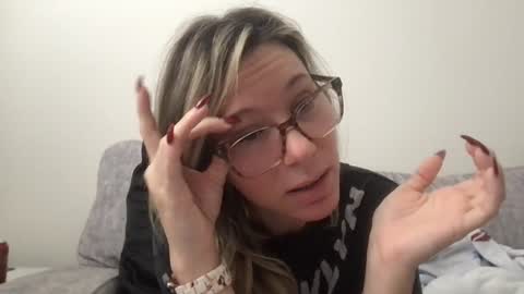 Snapshot of texas_blonde chatting on 11.10.25 Daphne Summers online show from 11.10.25